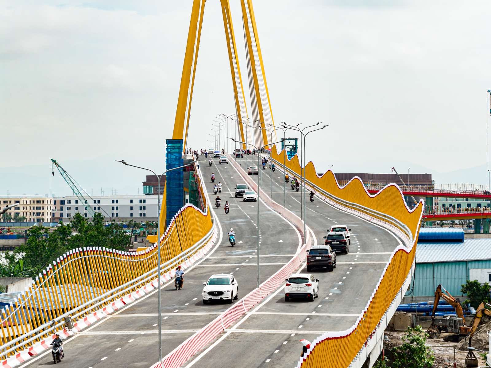 Cây cầu hơn 2.300 tỷ tại TP nhỏ nhất Việt Nam hoàn thành chỉ sau 22 tháng: Trục động lực liên vùng kết nối đến đại đô thị của Vingroup- Ảnh 3.