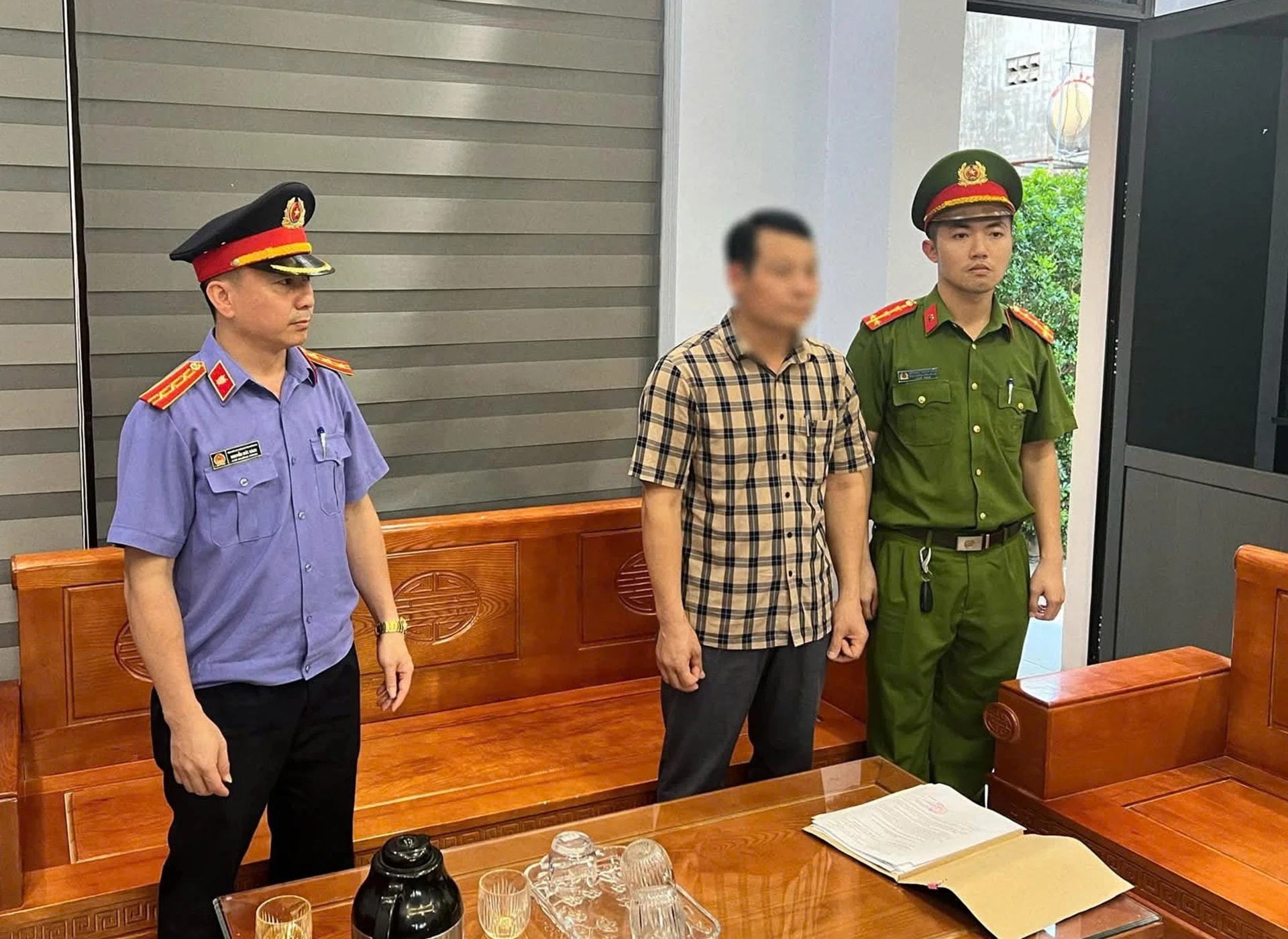 Chính thức bắt tạm giam Hiệu trưởng Nguyễn Văn Đông - Ảnh 1.