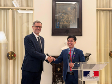 Giáo sư người Việt được trao huân chương lâu đời nhất của Pháp: 47 tuổi nhận phong hàm Giáo sư, hiện làm Phó Hiệu trưởng