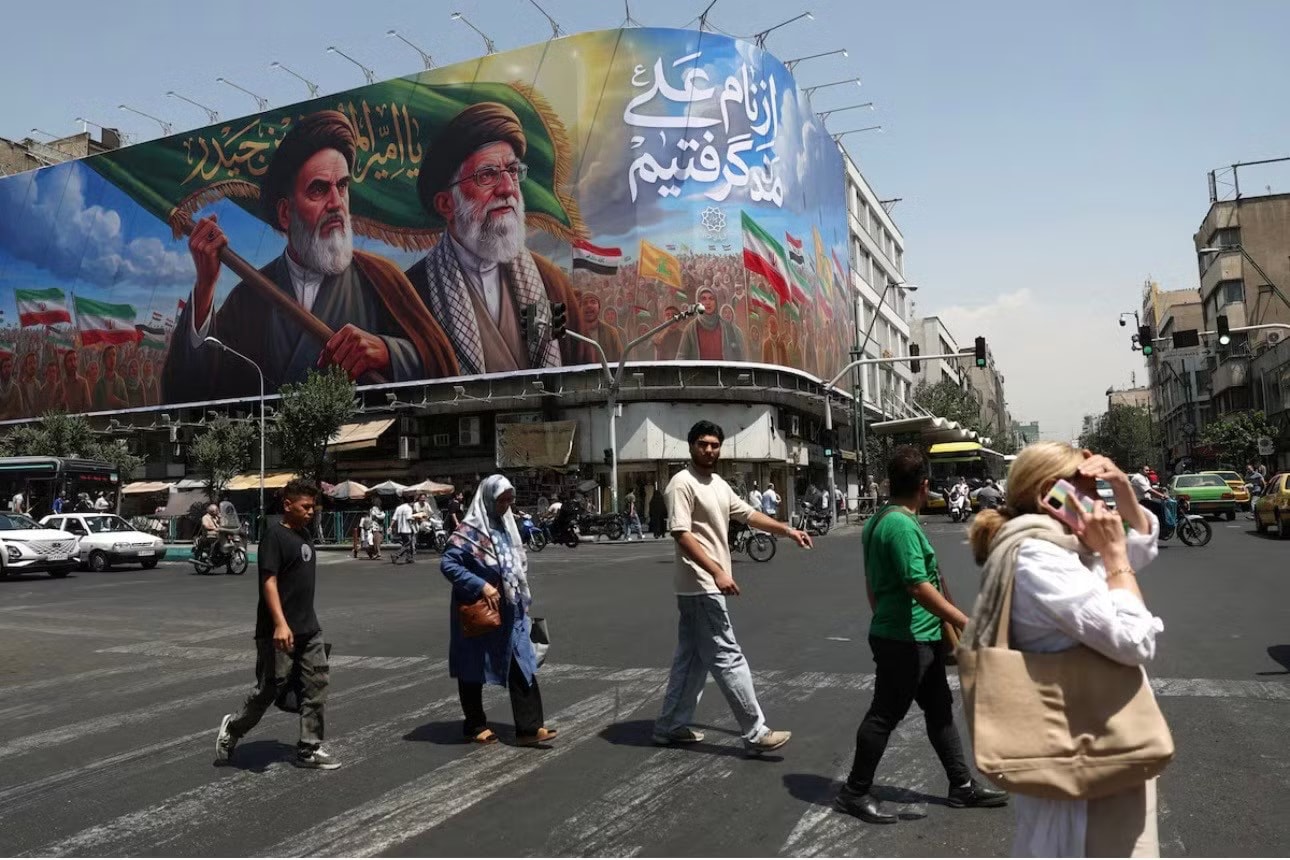 Hình ảnh hai cố lãnh tụ tối cao Iran trên quảng trường ở Tehran. (Ảnh: Reuters) Mỹ tính sử dụng tài sản Iran để tái thiết cho các đồng minh vùng Vịnh - Ảnh 1.