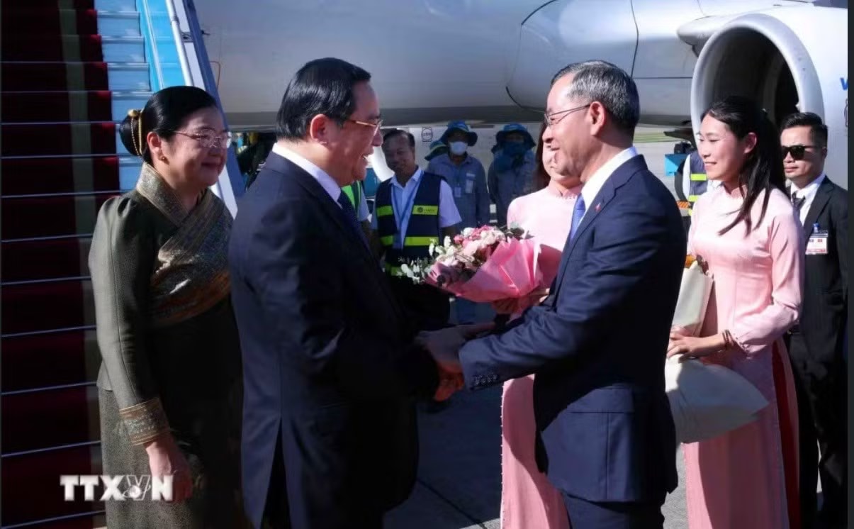 Thủ tướng Lào và Phu nhân bắt đầu thăm chính thức Việt Nam - Ảnh 2.