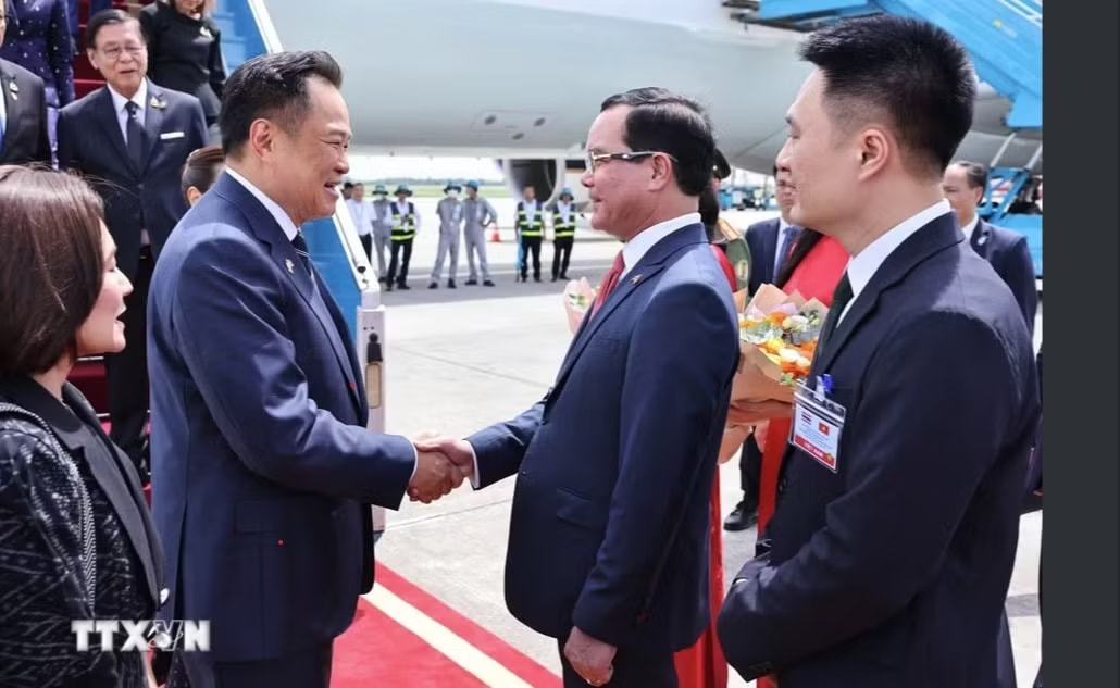 Thủ tướng Thái Lan đến sân bay Nội Bài. Ảnh: TTXVN Thủ tướng Thái Lan và Phu nhân bắt đầu thăm chính thức Việt Nam - Ảnh 1.