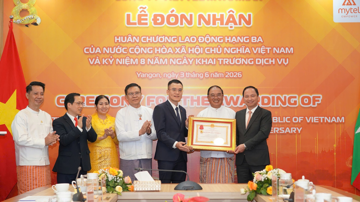 Đánh bại gần 100 đối thủ quốc tế, Viettel đã vươn lên dẫn đầu thị trường 55 triệu dân và được trao huân chương cao quý
