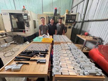 Khám xét xưởng cơ khí, thu giữ khẩn cấp 178 thân súng, 113 hộp tiếp đạn, 300 phôi hợp kim nhôm cùng nhiều linh kiện