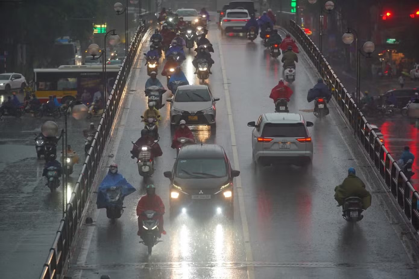 Gió mùa đông bắc tràn về từ chiều tối nay, gây mưa lớn - Ảnh 1.