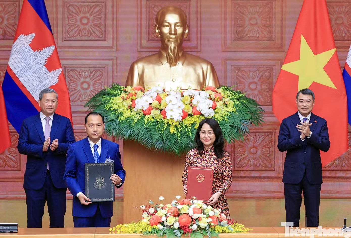 Hai Thủ tướng chứng kiến lễ trao kế hoạch hợp tác trong lĩnh vực thông tin. Ảnh: Như Ý Việt Nam – Campuchia thúc đẩy kết nối hạ tầng, nghiên cứu lập đặc khu kinh tế - Ảnh 2.