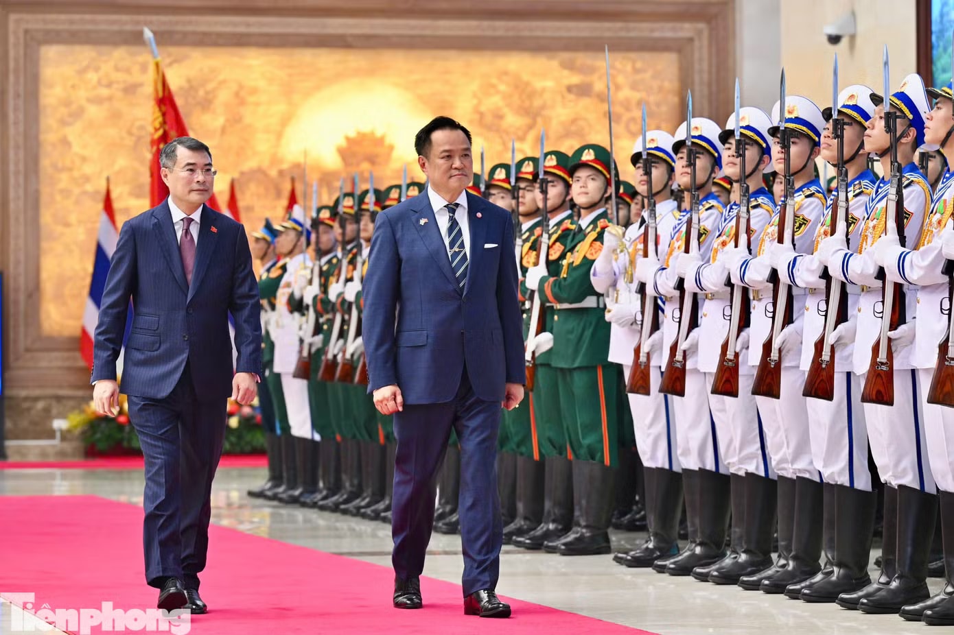 Hai Thủ tướng duyệt đội danh dự. Ảnh: Như Ý Thủ tướng Lê Minh Hưng chủ trì lễ đón Thủ tướng Thái Lan - Ảnh 3.