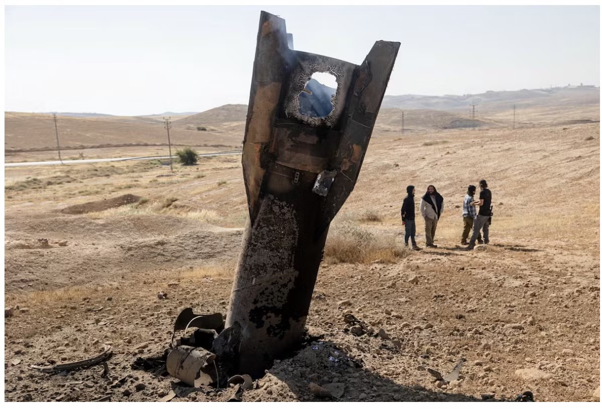 Mảnh vỡ tên lửa Iran rơi xuống khu vực Bờ Tây sáng 8/6. Ảnh: Reuters Iran, Israel tập kích cơ sở năng lượng của nhau - Ảnh 1.