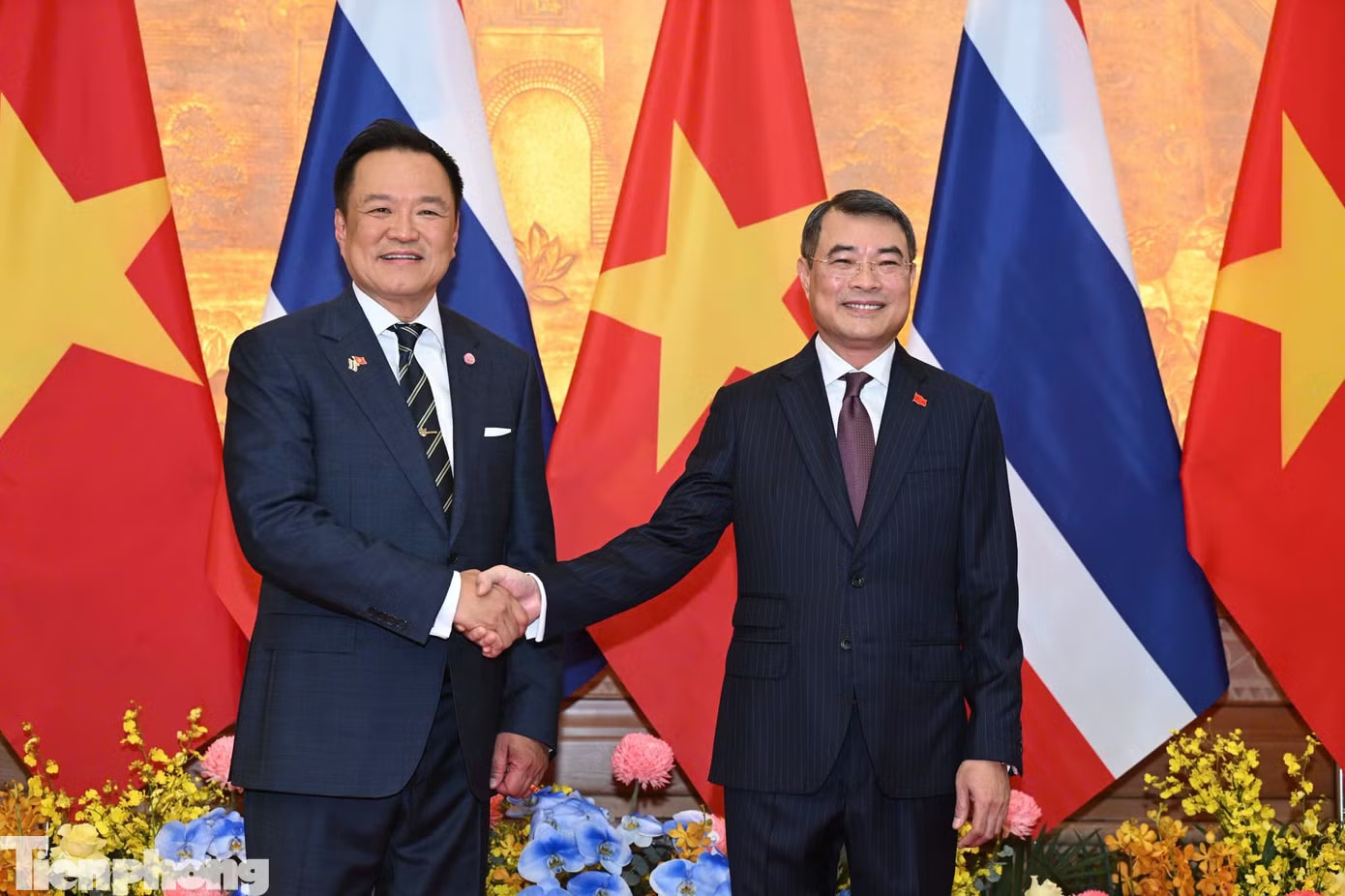 Thủ tướng Lê Minh Hưng và Thủ tướng Thái Lan Anutin Charnvirakul. Ảnh: Như Ý Thủ tướng Lê Minh Hưng chủ trì lễ đón Thủ tướng Thái Lan - Ảnh 1.
