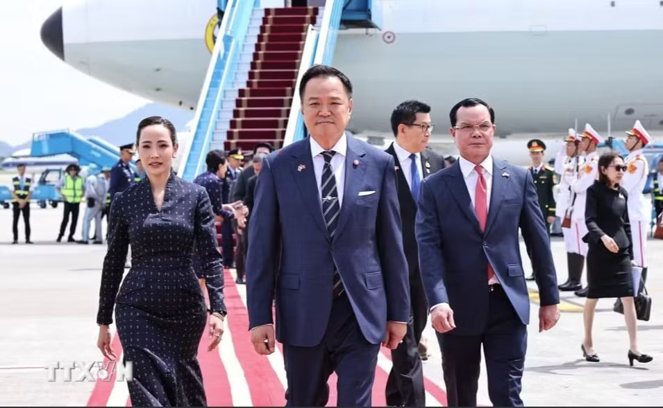Thủ tướng Thái Lan đến sân bay Nội Bài. Ảnh: TTXVN Thủ tướng Thái Lan và Phu nhân bắt đầu thăm chính thức Việt Nam - Ảnh 2.