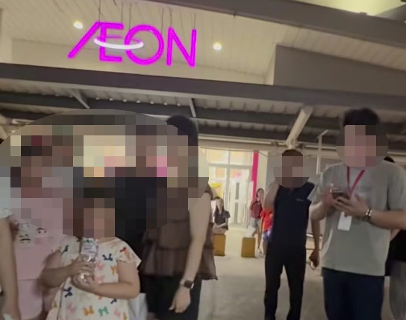 Công an vào cuộc vụ người phụ nữ cùng con nhỏ bị 2 thanh niên chặn kiểm tra tài sản ở Aeon Mall Long Biên - Ảnh 1.