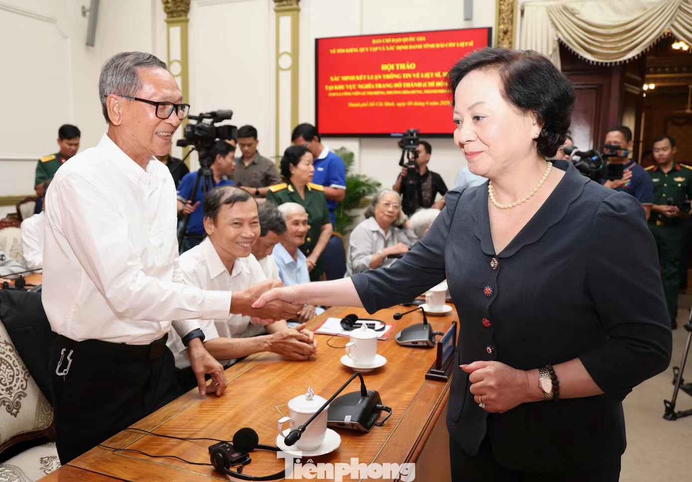 Phó Thủ tướng Phạm Thị Thanh Trà thăm hỏi, cảm ơn các nhân chứng lịch sử. Ảnh: Ngô Tùng Những nhân chứng cuối cùng và ký ức không quên về các hố chôn tập thể Mậu Thân 1968 - Ảnh 4.