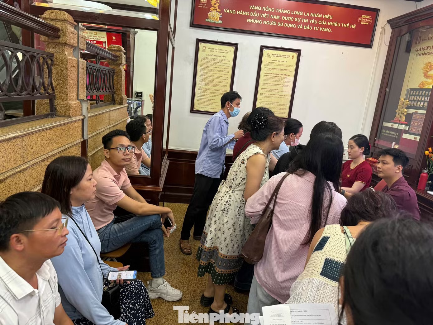 'Sóng gió' thị trường vàng: Càng bắt đáy càng lỗ - Ảnh 1.