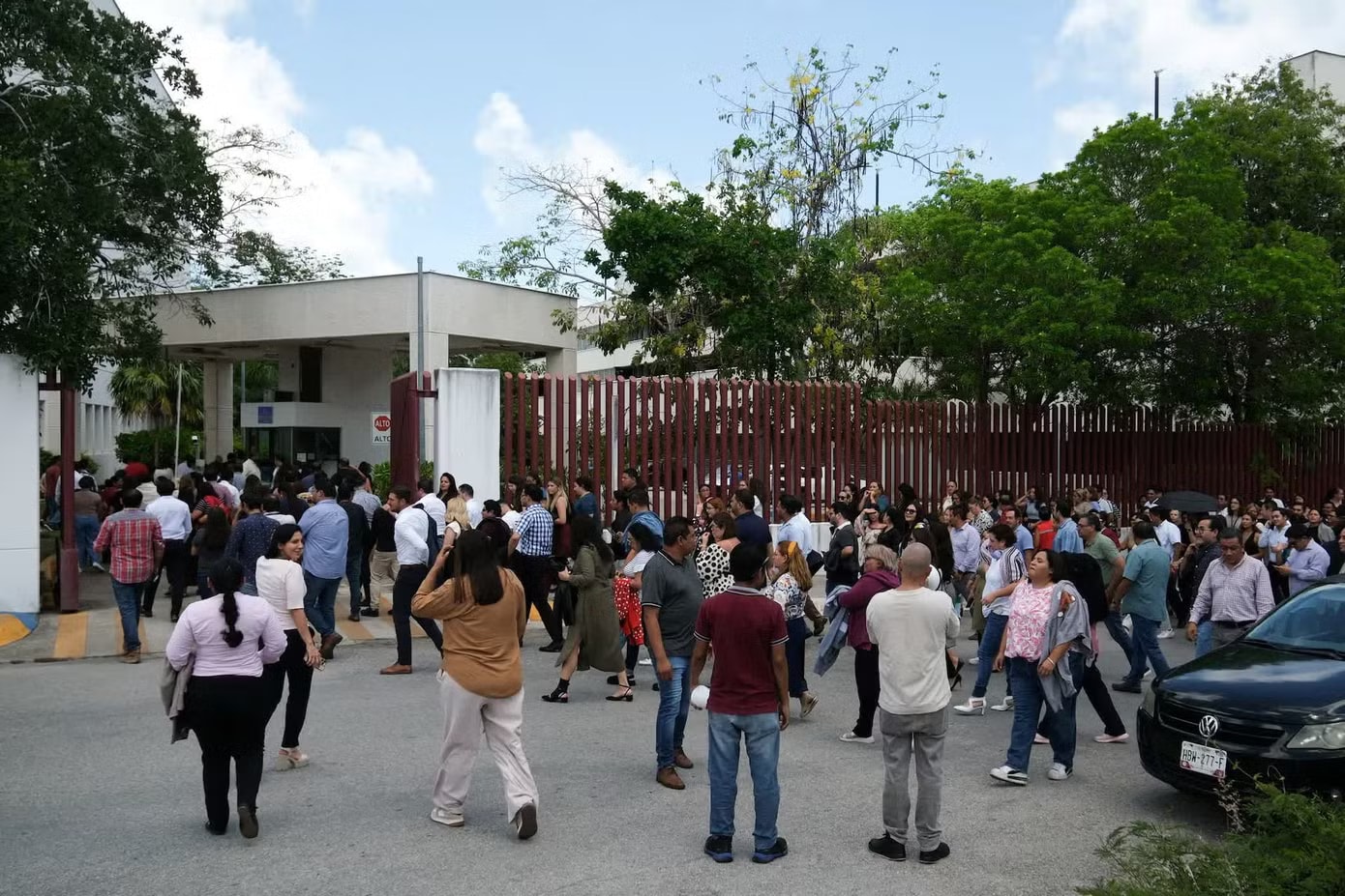 Người dân trở về nơi làm việc sau khi sơ tán ở Cancun. (Ảnh: Reuters) Động đất mạnh nhất trong gần 150 năm ở ngoài khơi Cuba, Mỹ và Mexico rung lắc - Ảnh 2.