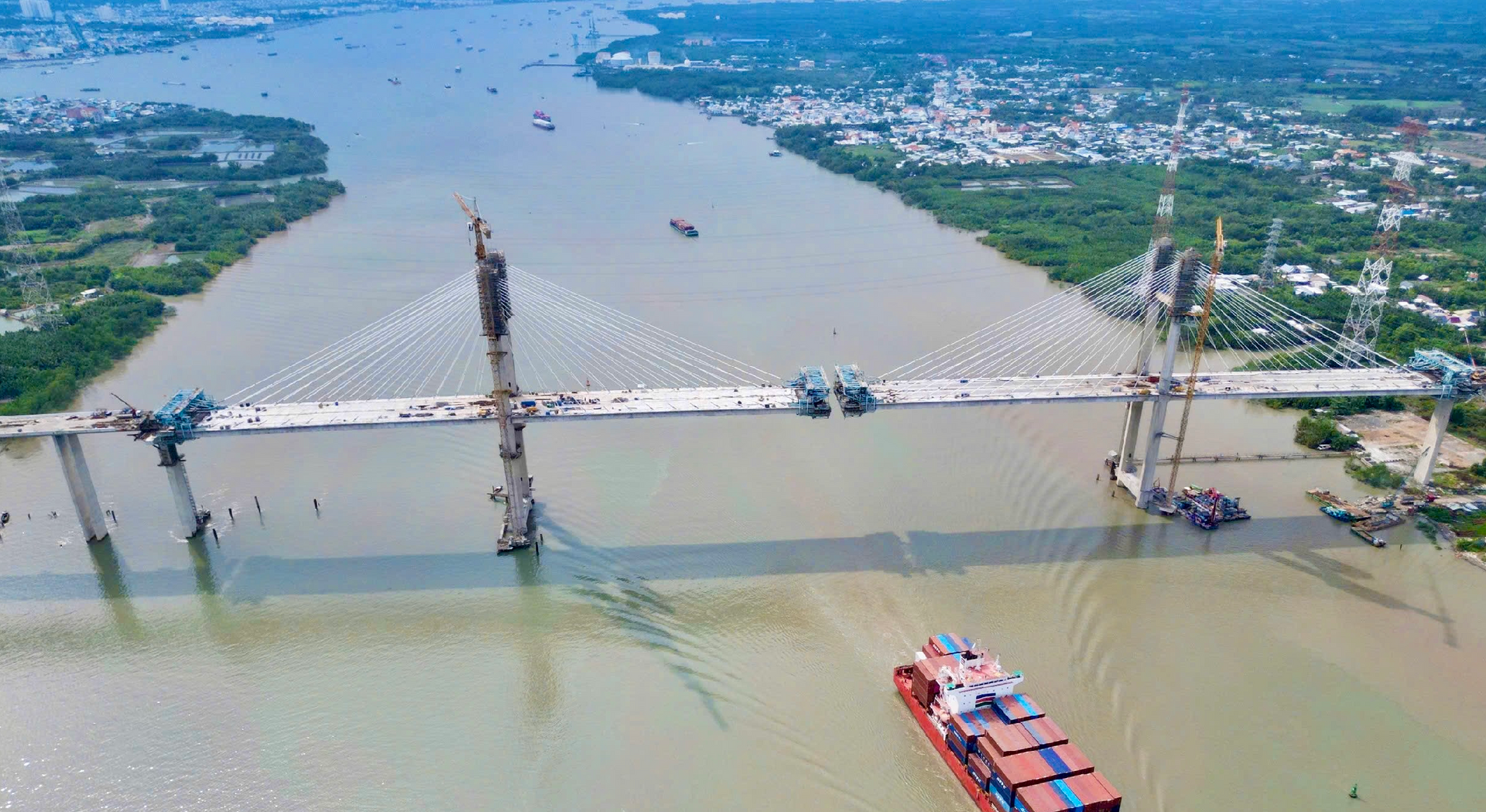 Chỉ vài tuần nữa, chính thức hợp long cây cầu dây văng có tĩnh không cao nhất Việt Nam- Ảnh 1.