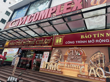 Cảnh tượng lạ xảy ra tại các cửa hàng vàng trong bối cảnh giá vàng chạm đáy nhiều tháng
