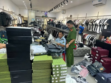 Khởi tố 2 chủ kho quần áo, tịch thu 1.430 bộ quần áo, giày dép trị giá 649 triệu đồng