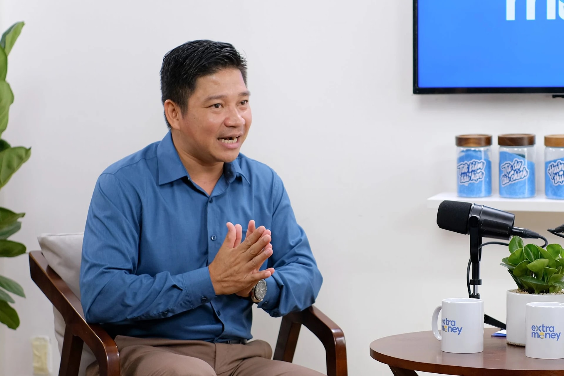 Giá vàng giảm sâu 7 triệu đồng/lượng, rời xa đỉnh lịch sử: Vì sao người dân không còn đổ xô mua? - Ảnh 2.