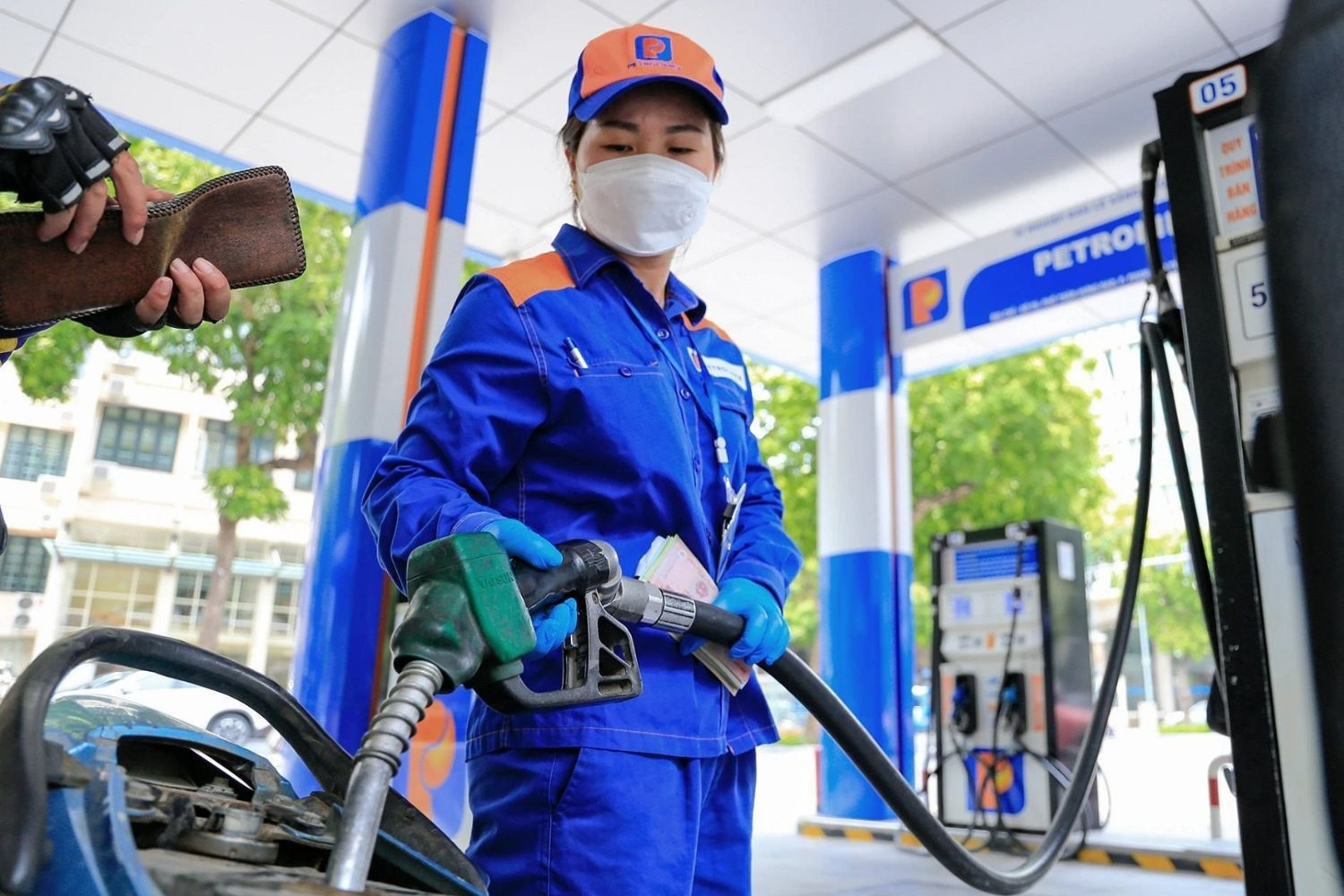 Xăng dầu tiếp tục được miễn thuế bảo vệ môi trường và VAT