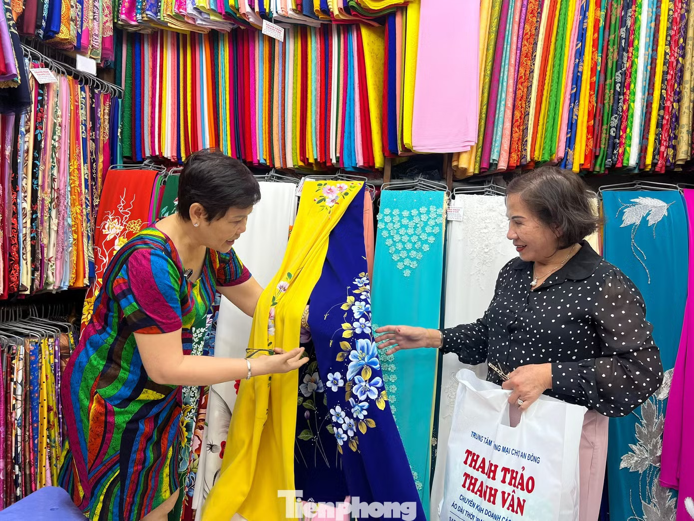 Tiểu thương kinh doanh vải áo dài tại chợ An Đông. Đề xuất nâng doanh thu chịu thuế lên 5 tỷ/năm: Cần trả lời nhiều câu hỏi - Ảnh 3.