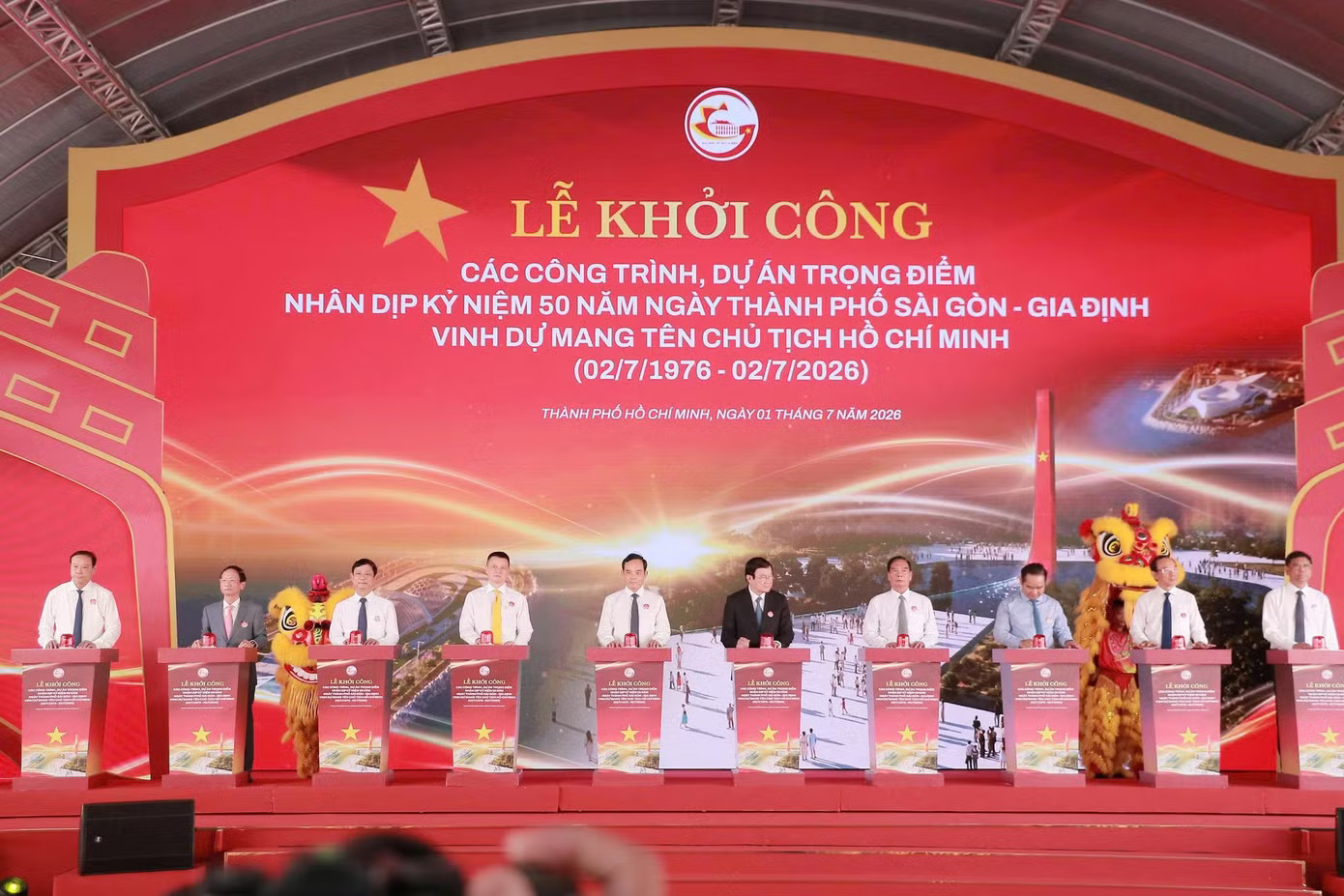 Các đại biểu nhấn nút khởi công 8 công trình, dự án trọng điểm. TPHCM khởi công 8 công trình, dự án trọng điểm gần 10 tỷ USD - Ảnh 3.