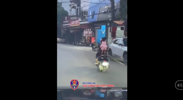 Người phụ nữ để cháu đứng trên yên xe máy chạy giữa quốc lộ bị xử phạt bao nhiêu?