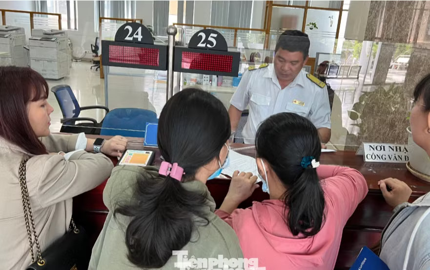 Người dân được tư vấn thuế tại cơ quan Thuế TPHCM. Đề xuất nâng doanh thu chịu thuế lên 5 tỷ/năm: Cần trả lời nhiều câu hỏi - Ảnh 2.
