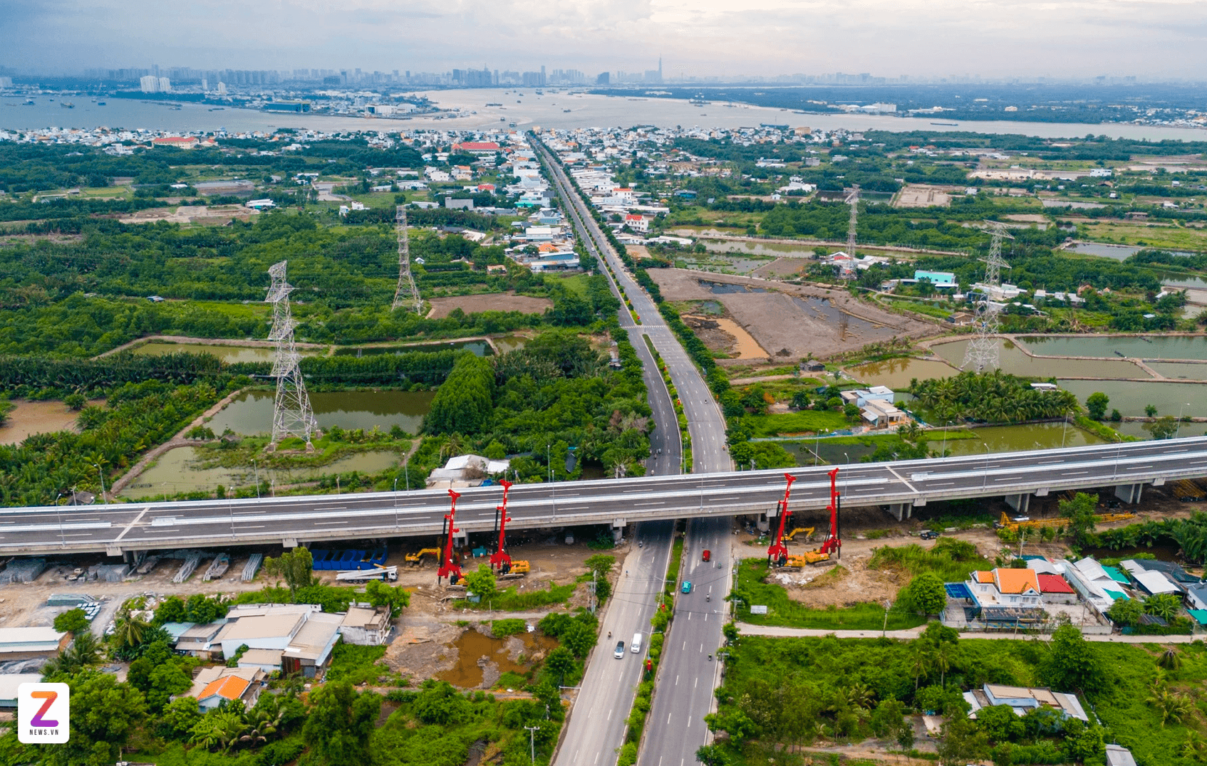 Chỉ vài giờ nữa, Việt Nam chính thức khởi công xây dựng nút giao kim cương đầu tiên theo tiêu chuẩn quốc tế như Singapore và Hàn Quốc, vốn đầu tư 3.000 tỷ, phá thế qua sông lụy phà - Ảnh 1.