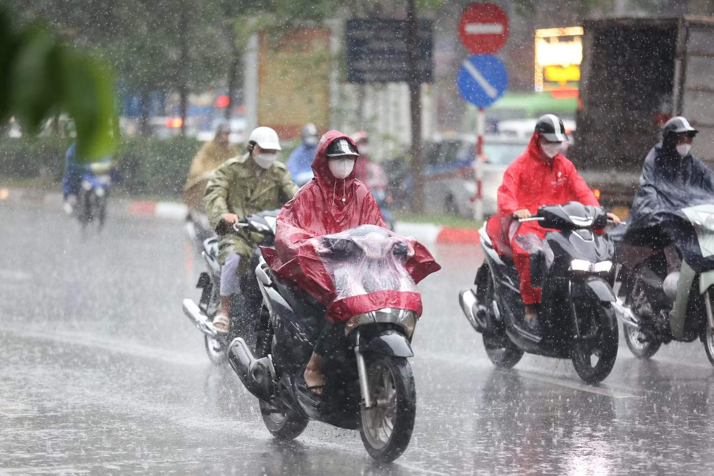 Vùng áp thấp vào Biển Đông, miền Bắc tiếp tục mưa lớn - Ảnh 1.