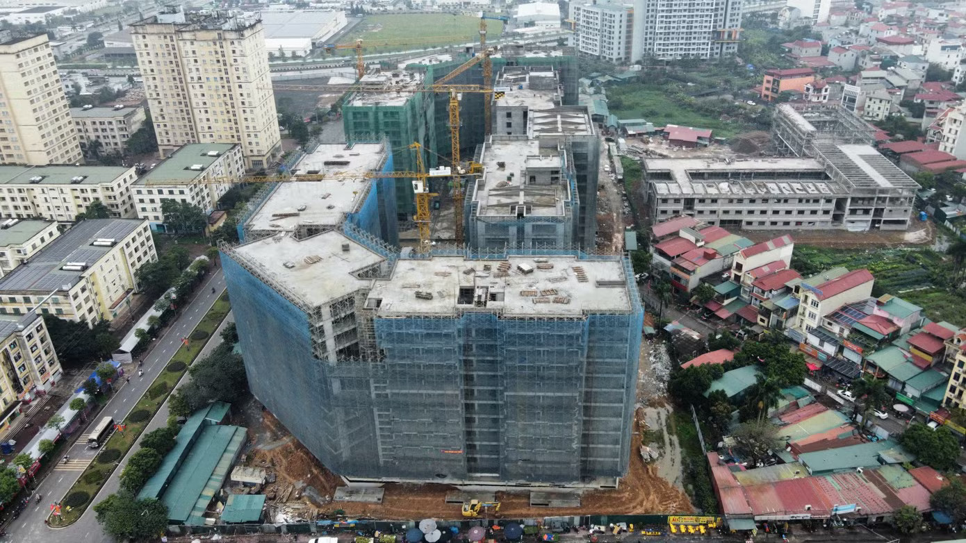 Sở Xây dựng Hà Nội cho biết, qua kiểm tra, xác minh một số hồ sơ đăng ký mua NƠXH (người ở Hà Nội thông tin vụ dân ở 'khu nhà giàu' bốc thăm giành suất mua NƠXH - Ảnh 1.