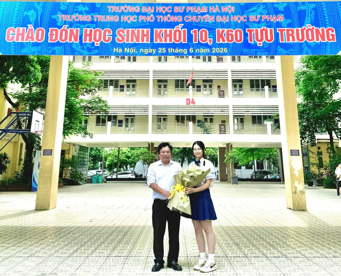 Thầy Trương Trọng Khánh (người đứng bên trái) và Hoàng Hương Giang. Ảnh: NVCC Thành tích 'khủng' của nữ thủ khoa A01 có điểm SAT cao nhất thế giới - Ảnh 1.