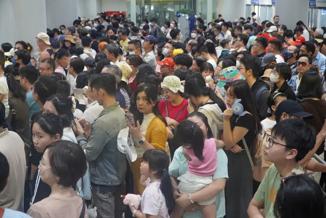Hình ảnh hàng trăm người chờ trước cửa để lên tàu.