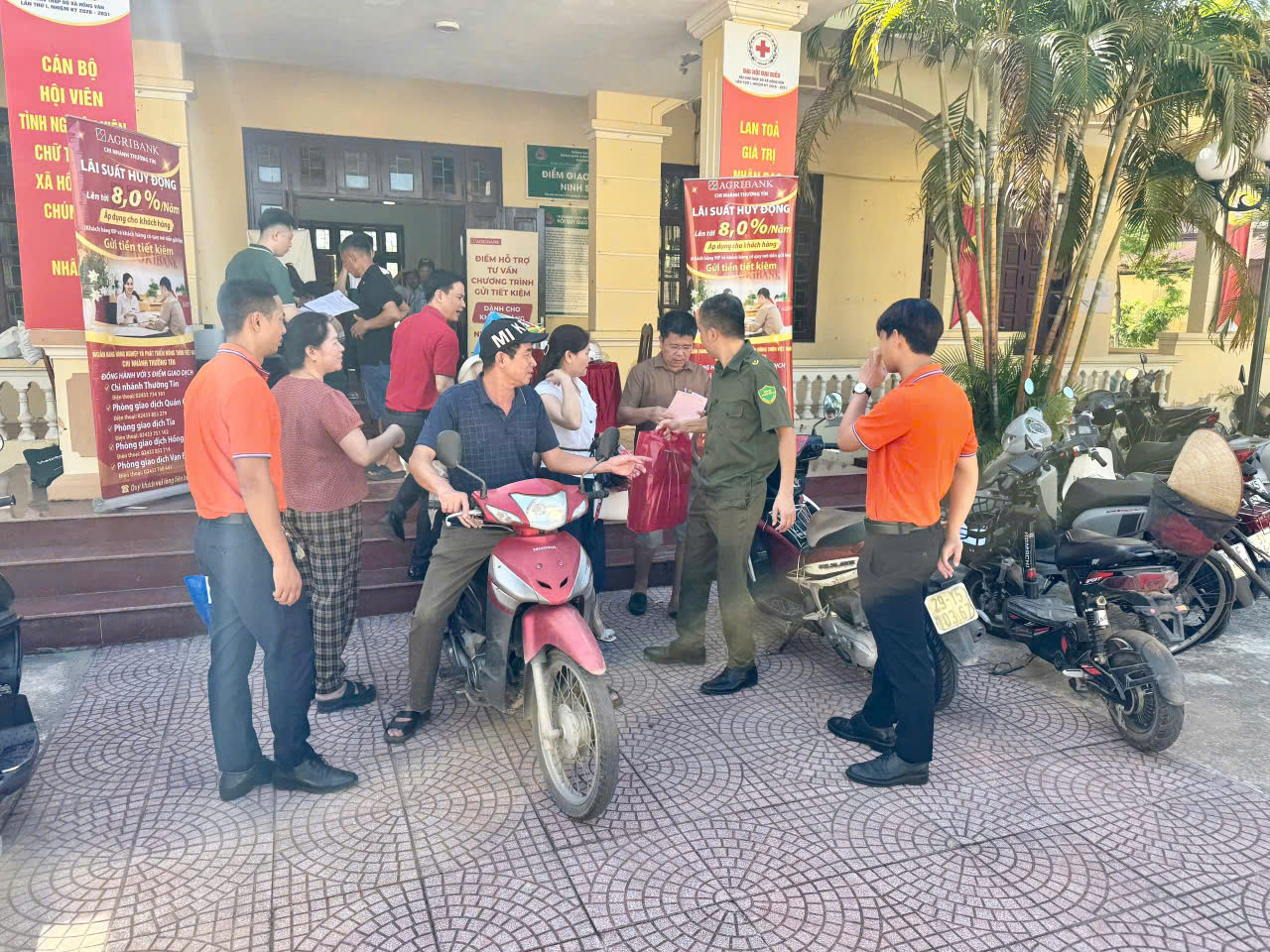 Khởi động đợt bồi thường lớn chưa từng có tại dự án của Vingroup, người dân phải dùng xe máy để chở tiền về - Ảnh 1.