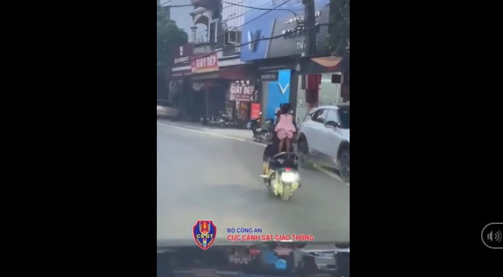 Người phụ nữ để cháu đứng trên yên xe máy chạy giữa quốc lộ bị xử phạt bao nhiêu? - Ảnh 1.