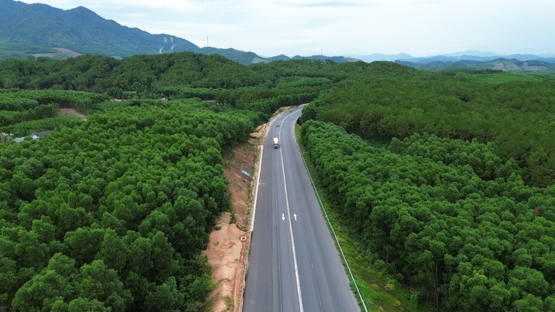Thị sát dự án mở rộng cao tốc kết nối hai TP trực thuộc Trung ương, Bộ Xây dựng chốt thời hạn hoàn thành - Ảnh 2.