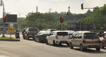 Hành vi dừng đèn đỏ này sẽ bị nộp phạt hoặc chịu án tù 6 tháng tại Malaysia