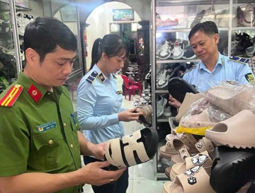 Kiểm tra một cửa hàng, tịch thu 9 đôi giày, dép mang nhãn hiệu nổi tiếng
