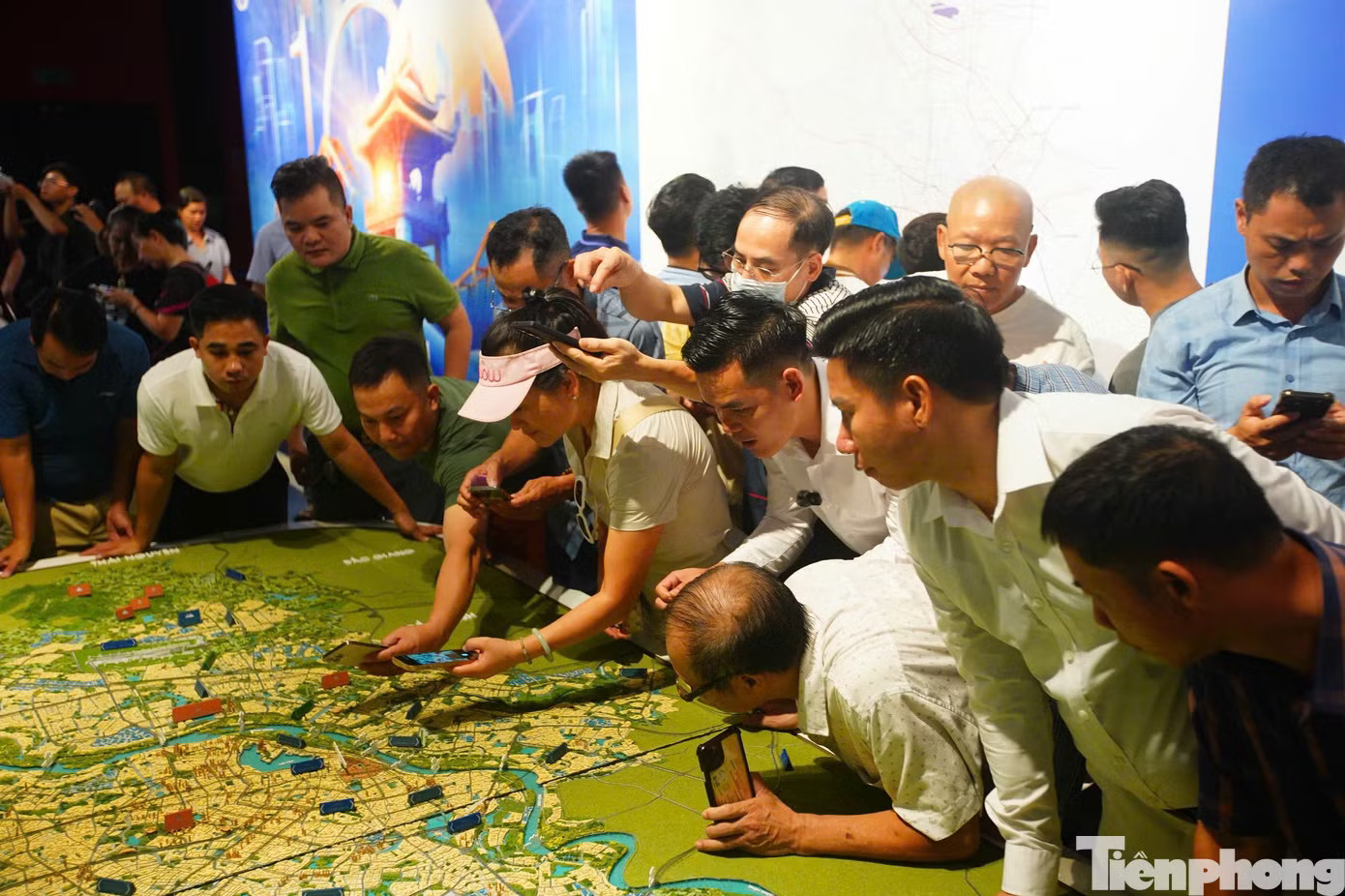 Người dân xem triển lãm Quy hoạch Thủ đô tầm nhìn 100 năm. Ảnh: Duy Phạm. ‘Ma trận’ dịch vụ check quy hoạch: Bài 3- Rủi ro pháp lý khi tự ý công khai sai quy hoạch - Ảnh 1.