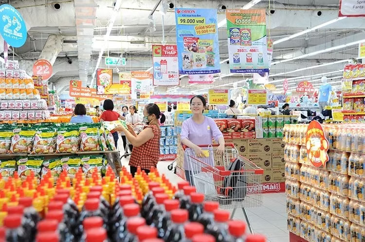 Bộ Công Thương đang tăng cường bảo đảm nguồn cung hàng hóa thiết yếu và công tác kiểm tra, giám sát việc kê khai giá. Ngăn chặn tình trạng 'tăng nhanh, giảm chậm' - Ảnh 1.
