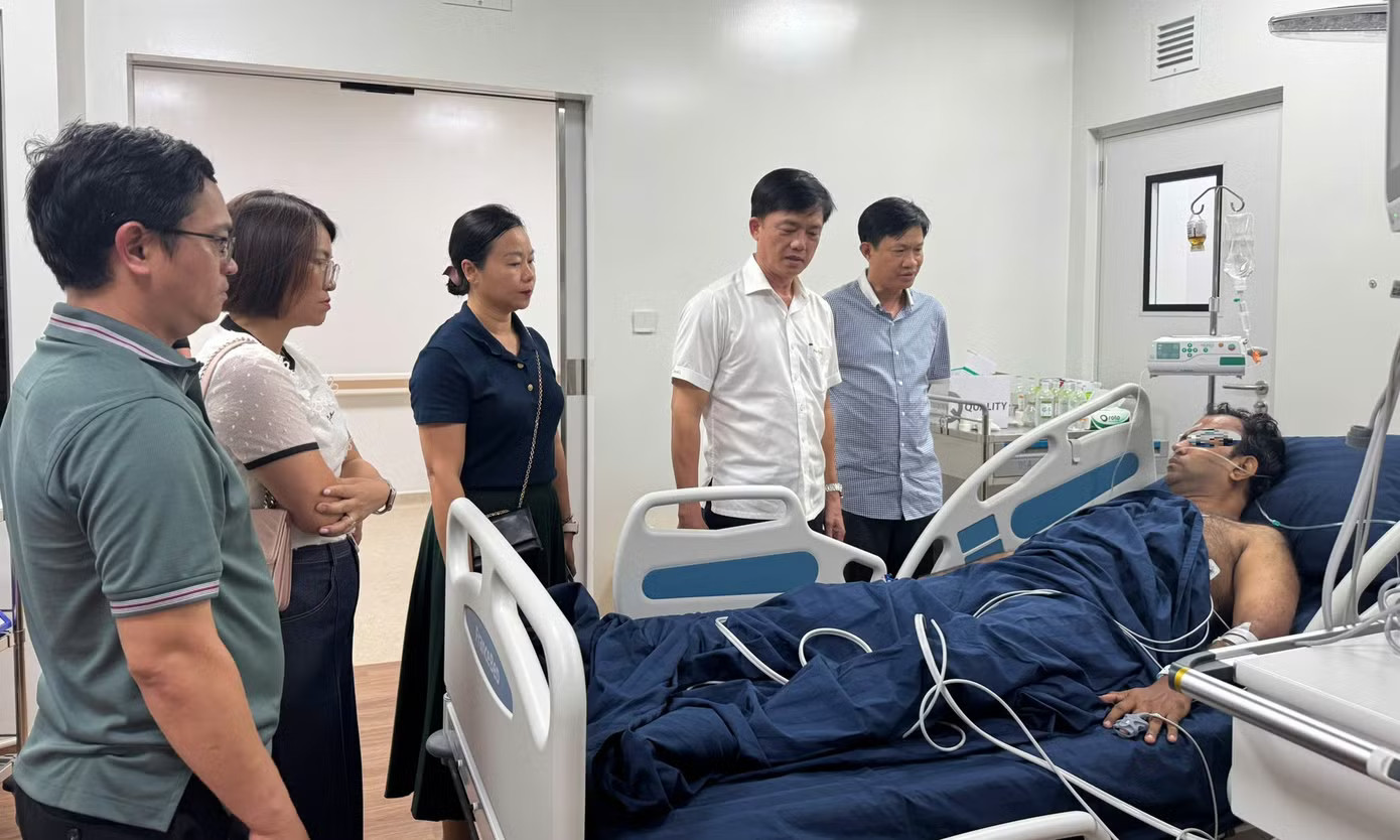 Bệnh viện Chợ Rẫy trong đêm cử bác sĩ hỗ trợ cứu nạn nhân vụ lật ca nô ở Phú Quốc - Ảnh 2.