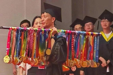 3 năm không về quê, chạy gần 8.000km, nam sinh gánh hơn 70 huy chương lên nhận bằng tốt nghiệp
