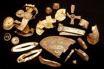 Phát hiện 'kho báu' chứa 3.900 hiện vật, 5kg vàng trị giá 115,7 tỷ đồng trên cánh đồng của một nông dân 75 tuổi