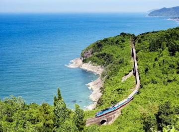 Tuyến đường sắt dài 1.726km của Việt Nam được tạp chí du lịch Mỹ ca ngợi là hành trình tàu hỏa đẹp bậc nhất thế giới