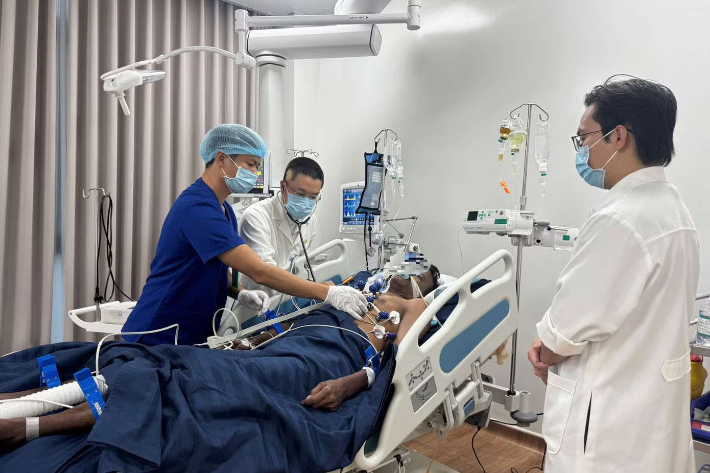 Bệnh viện Chợ Rẫy trong đêm cử bác sĩ hỗ trợ cứu nạn nhân vụ lật ca nô ở Phú Quốc - Ảnh 1.