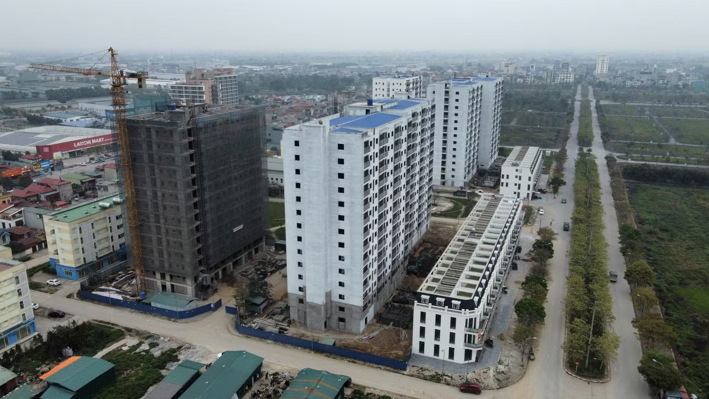 Người dân băn khoăn đổi việc trước khi mua nhà ở xã hội, có phải xin lại giấy xác nhận thu nhập?. Đổi việc trước khi mua nhà ở xã hội, có phải xin lại giấy xác nhận thu nhập? - Ảnh 1.