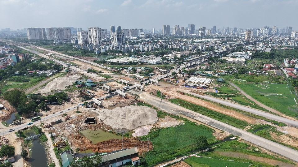 Xuôi về phía Nam và Đông Nam là Hưng Yên – địa phương đang nổi lên như một “ngôi sao mới” về kho vận và logistics miền Bắc. Có thể kể đến hàng loạt KCN lớn như Thăng Long II, Phố Nối A, Phố Nối B hay Yên Mỹ II tập trung dọc các hành lang kết nối Hà Nội – Hải Phòng và khu vực Văn Lâm, Yên Mỹ, Như Quỳnh — những nơi Vành đai 4 đi qua.