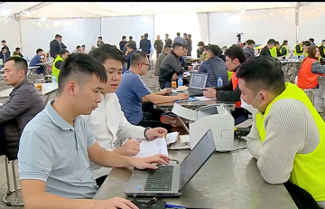 200 cán bộ công an đồng loạt ra quân, bắt 'nóng' 60 đối tượng ngay khi nhập cảnh vào Việt Nam, điều tra đường dây lừa đảo 13.543 người, chiếm đoạt gần 1.000 tỷ đồng