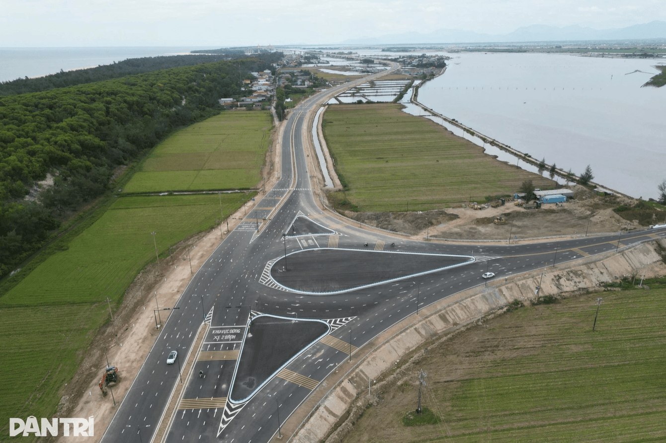 Chỉ vài tuần nữa, toàn bộ tuyến cầu vượt biển dài nhất miền Trung chính thức thông xe, kết thúc hơn 100 năm di chuyển bằng đò của người dân đôi bờ - Ảnh 1.