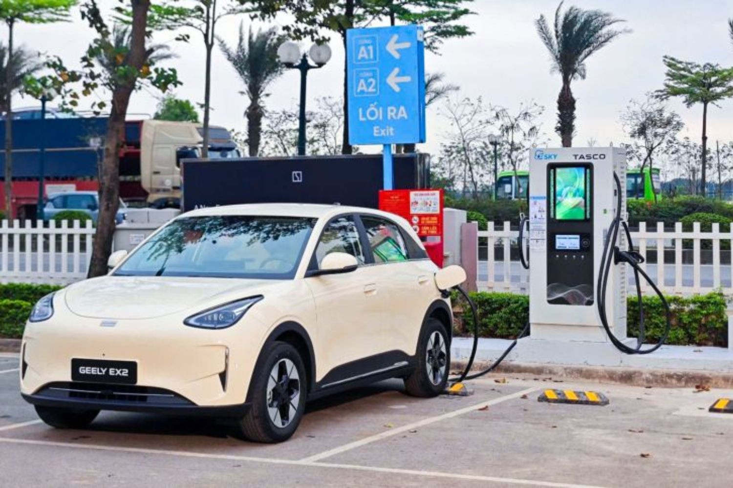 Một xe điện Geely tại trụ sạc