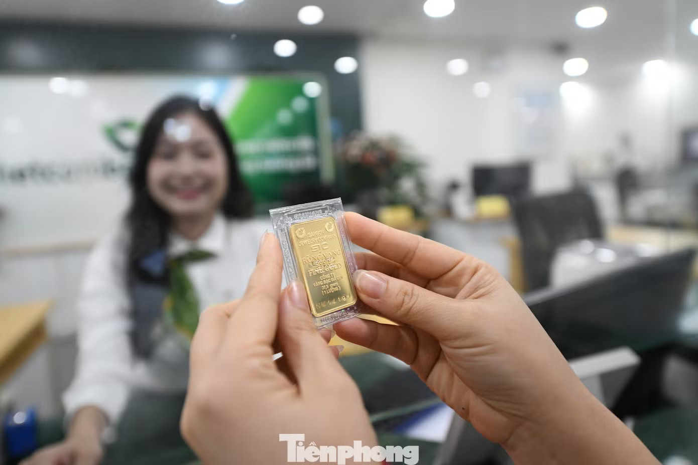 Ngân hàng Nhà nước khuyến cáo, việc giao dịch vàng miếng ngoài hệ thống được cấp phép là không đúng quy định pháp luật và có thể bị xử lý (ảnh: Như Ý). Lưu ý quan trọng về việc mua bán vàng miếng - Ảnh 1.